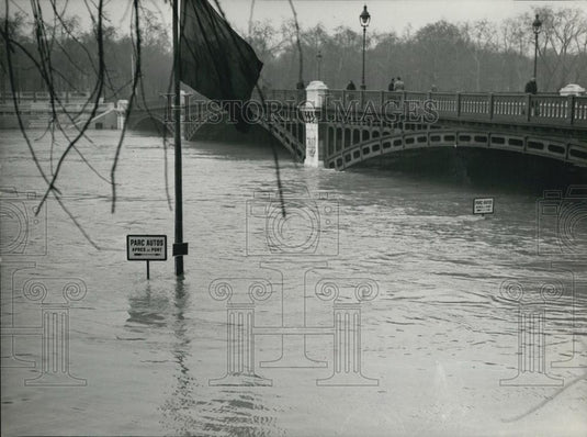 1958 Press Photo The Seine Rises In Paris During Flooding-Solferino Bridge - Historic Images
