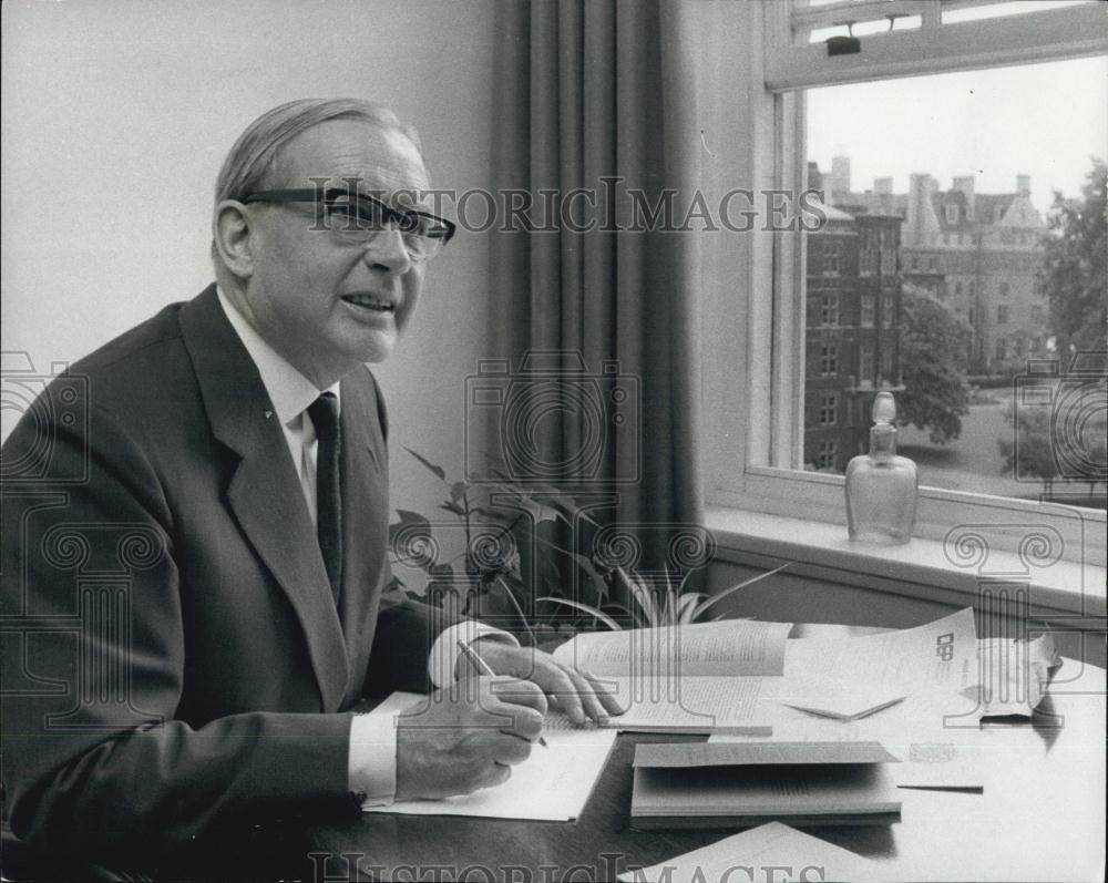 1970 Press Photo Docks Inquiry Chairman Lord Pearson Working Temple Home Office - Historic Images