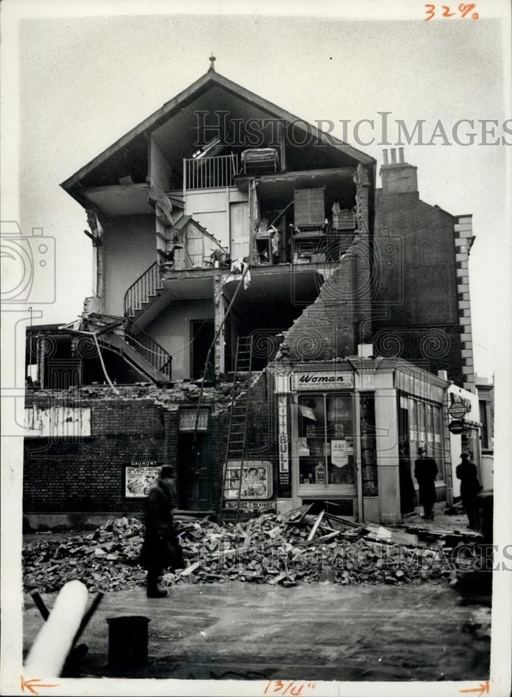 1954 Press Photo Debris After Whirlwind Hits London Home-Shop The Vale - Historic Images