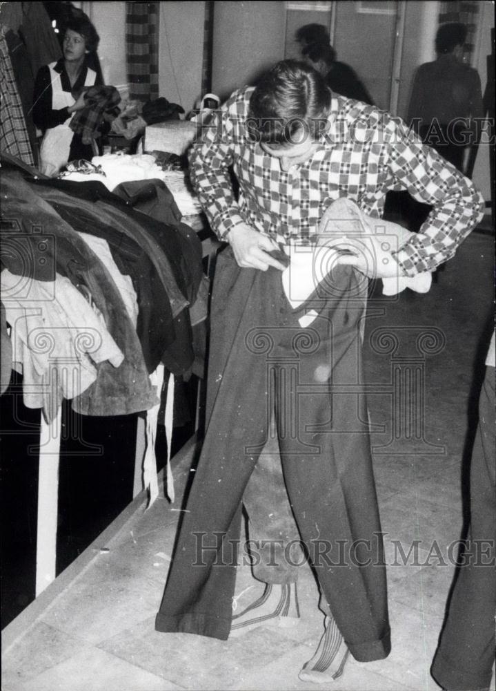 1962 Press Photo Clothing for the evacuated from flood - Historic Images