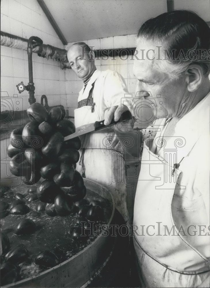 Press Photo Walter Marekey makes black pudding with colleague Harry Potter - Historic Images