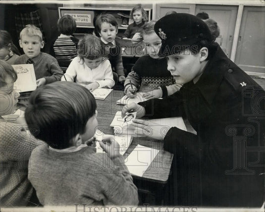 1966 Press Photo Policewoman Brenda Hunt Talks to School Children - Historic Images