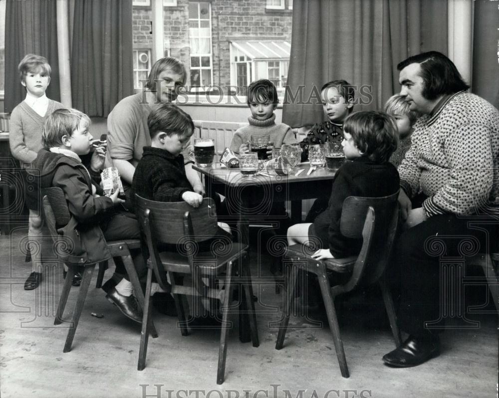 Press Photo Youngsters Enjoy Soft Drink With Peter Fitton &amp; Richard Shore - Historic Images