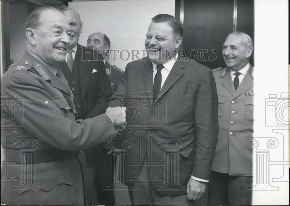 1962 Press Photo Field Marshal Alexander & Minister Straus - Historic Images