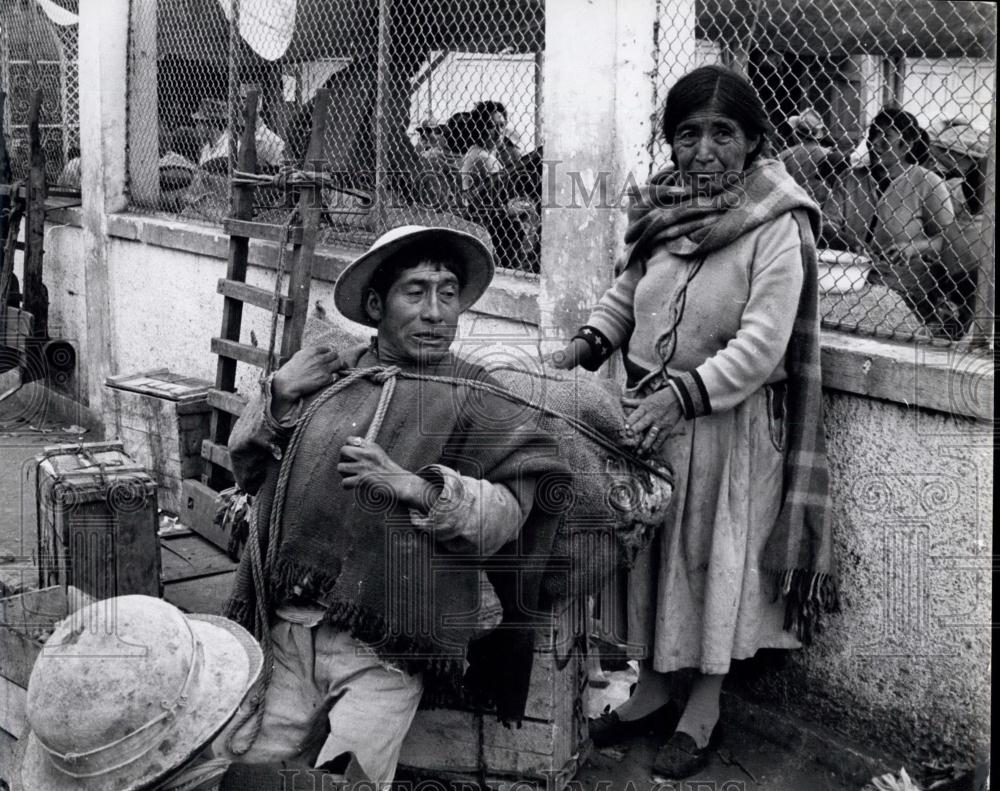 Press Photo Ecuador Man Sitting on the Street - Historic Images