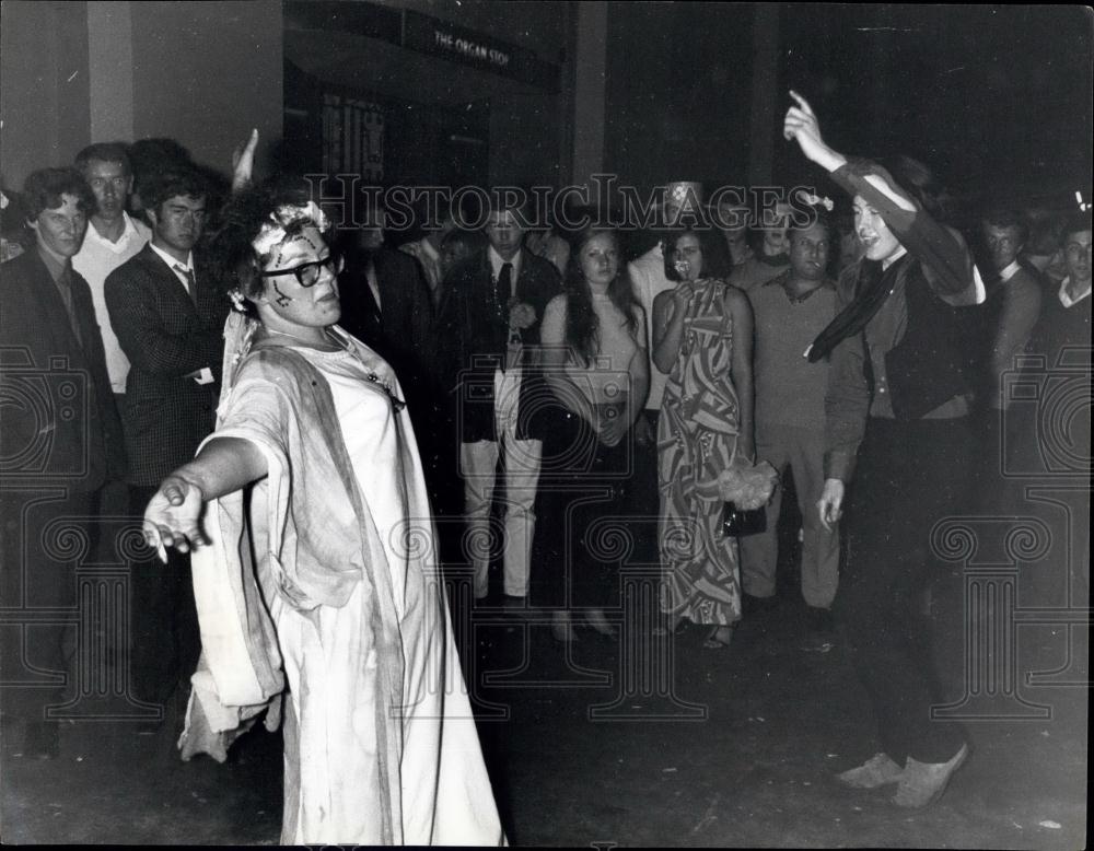 Press Photo In Not So Quiet Corner a Couple Break Into Private Performance - Historic Images