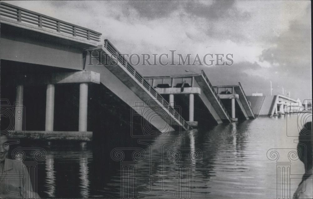 1964 Press Photo Earthquake Disaster in Niigata Japan-New Showa Bridge - Historic Images