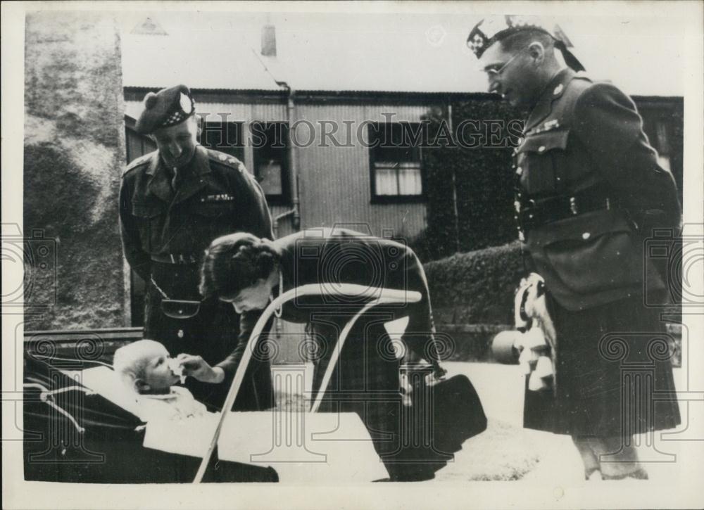 1951 Press Photo Princess Elizabeth Wiping Anne's Nose Pipe Band Canada Visit - Historic Images
