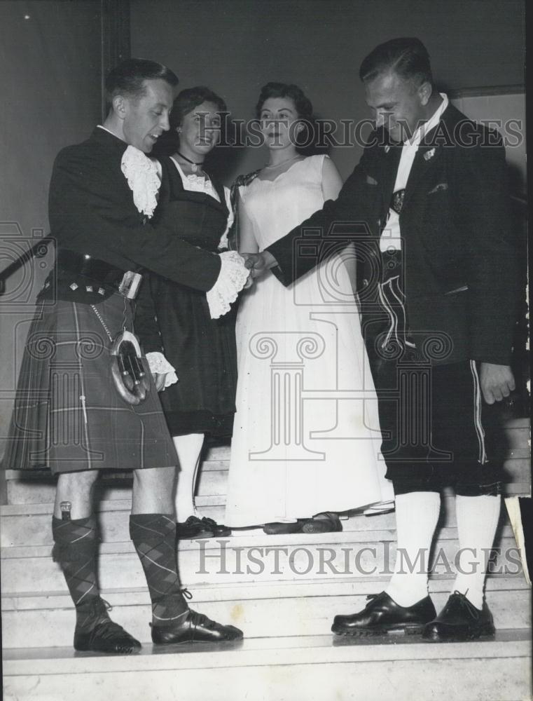 1956 Press Photo Scottish and Bavarian Culture Meets, Wonders About the Other - Historic Images