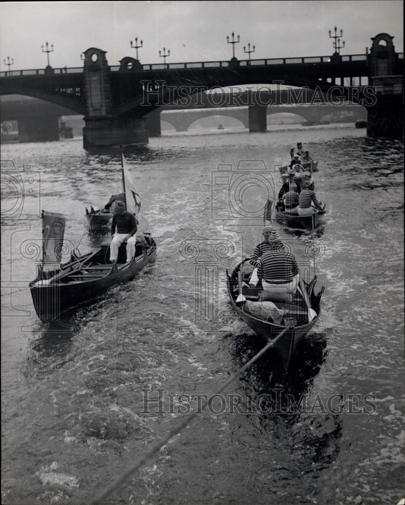 Press Photo Men On Thames For Swan Upping In Traditional Stripes - Historic Images