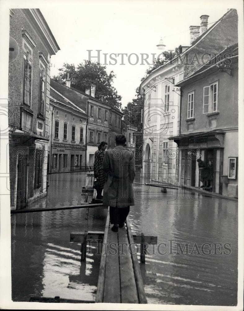 1954 Press Photo Vienna&#39;s Outer Streets under Flood Waters Rising at Danube - Historic Images