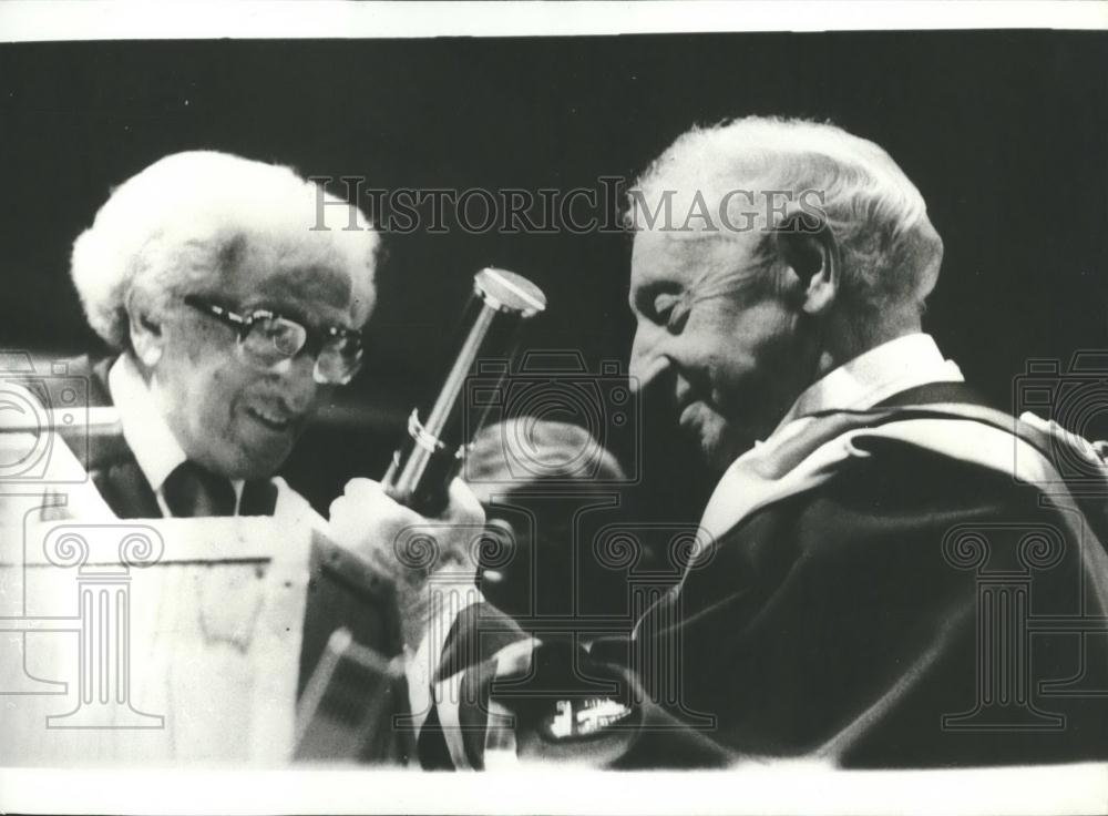 1976 Press Photo Meyer Weisgal presenting the award to Artur Rubinstein - Historic Images