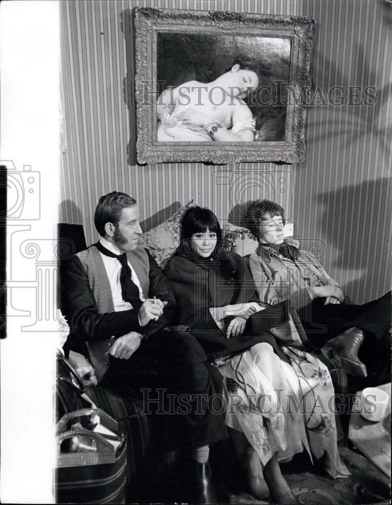 Press Photo Actors in 'the Association Bureau'. - Historic Images