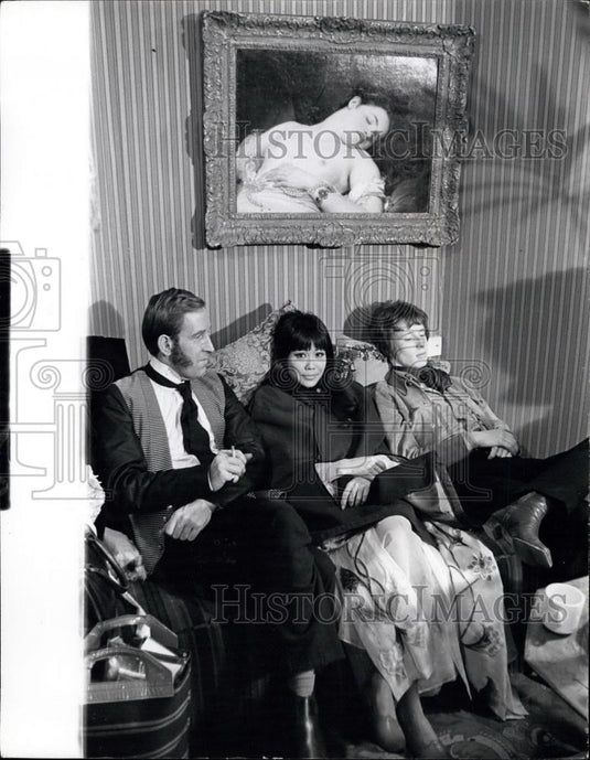 Press Photo Actors in 'the Association Bureau'. - Historic Images