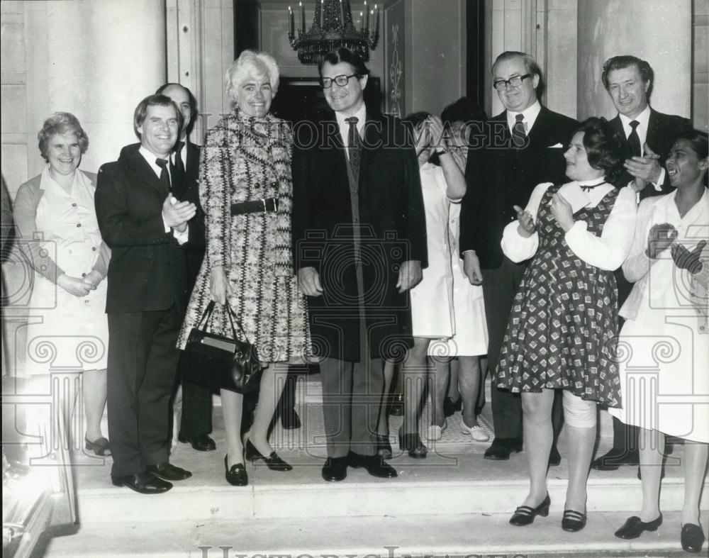 1976 Press Photo American Ambassador Elliot Richardson Leaves For Home - Historic Images