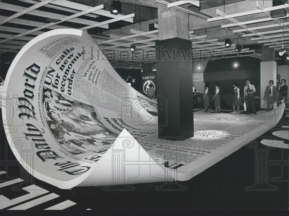 1976 Press Photo The Biggest "Newspaper" in the World Made of Plaster - Historic Images