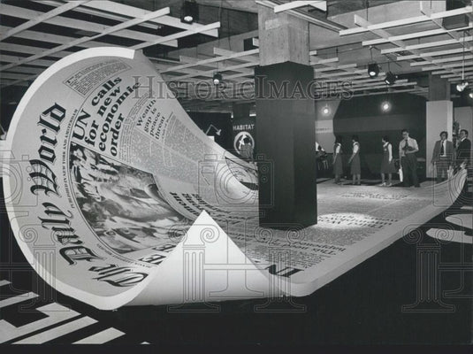 1976 Press Photo The Biggest "Newspaper" in the World Made of Plaster - Historic Images