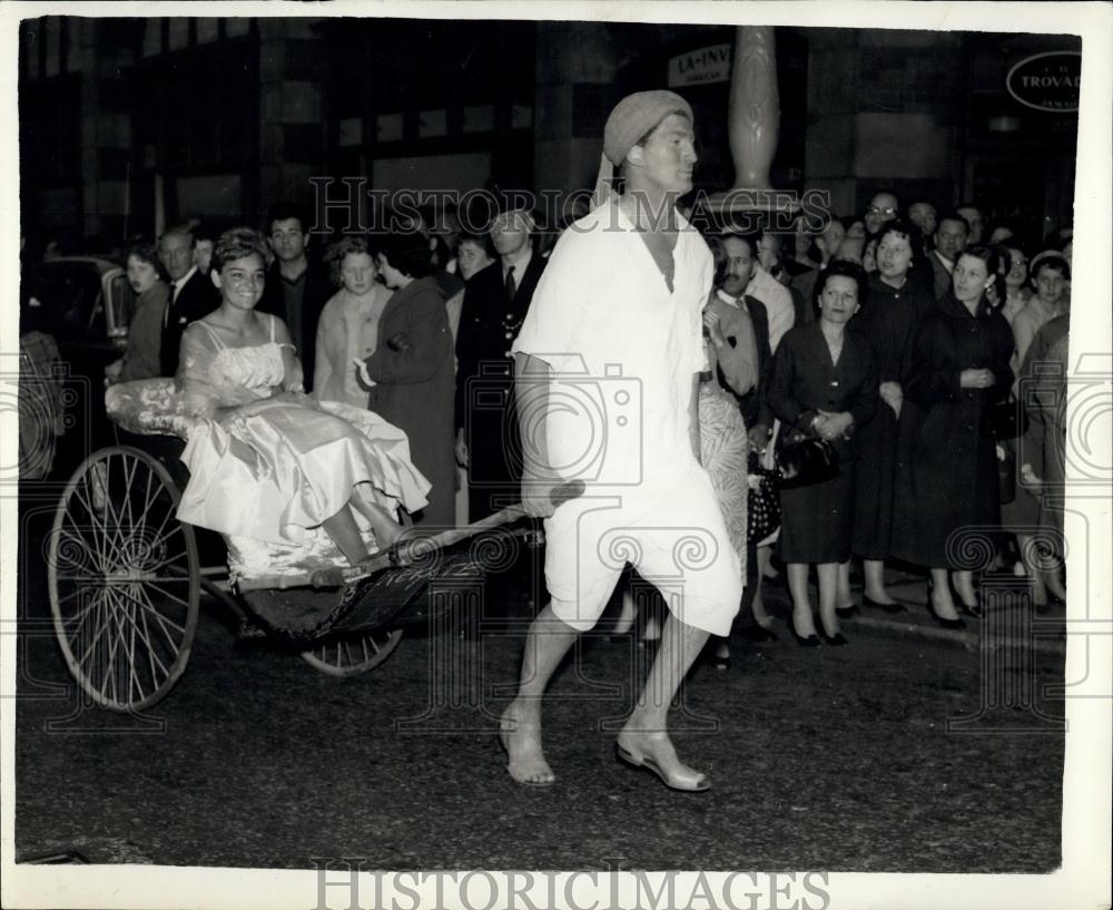 1958 Press Photo Arriving by Rickshaw for film Premiere - Historic Images