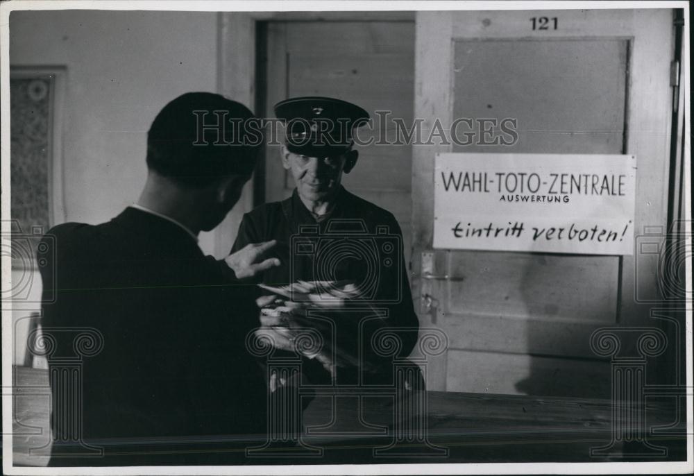 Press Photo Wahl-Toto-Sentrale Ausewtung Wintritt Verboten! - Historic Images