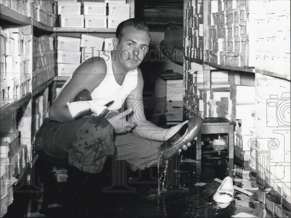 1956 Press Photo German shop that is flooded - Historic Images