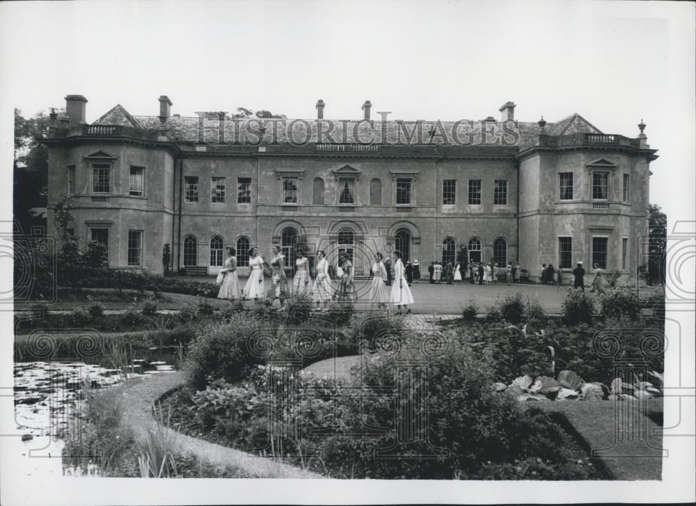 1957 Press Photo Countess Mountbatten opens &#39;&#39;The House of Citizenship&#39;&#39; - Historic Images