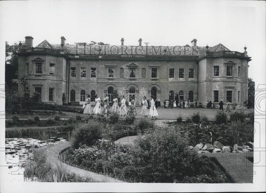 1957 Press Photo Countess Mountbatten opens ''The House of Citizenship'' - Historic Images