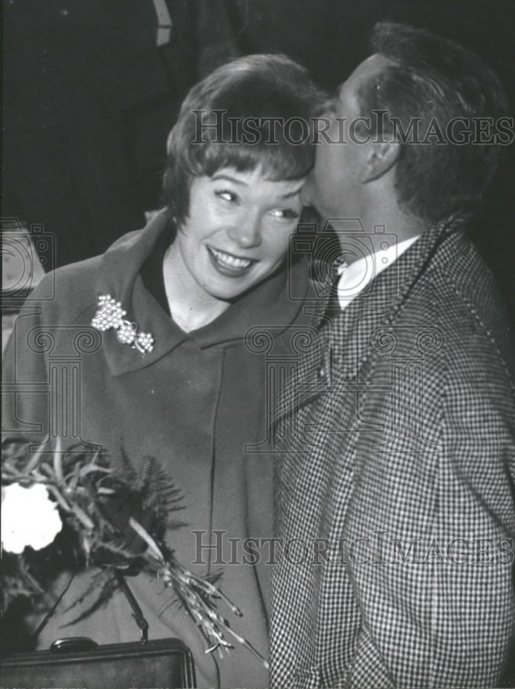 1961 Press Photo Actress Shirley Maclaine and husband, Steve Parker - Historic Images