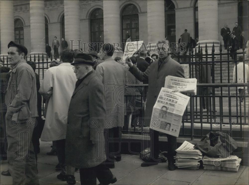 1968 Press Photo Newsvendor selling the early editions of the evening papers - Historic Images