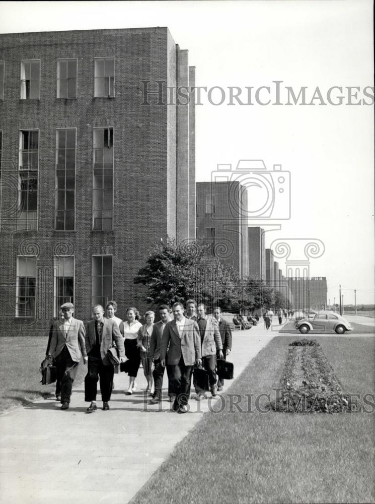 1957 Press Photo Workers Walking Home From Office Buildings Early Morning - Historic Images