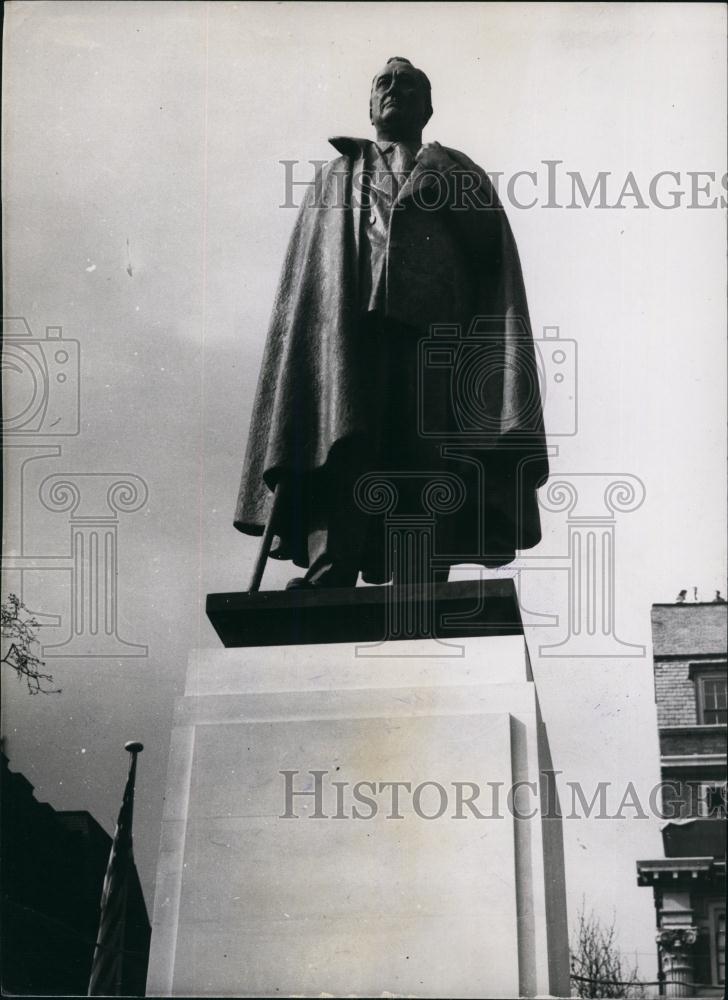 Press Photo Statue Of Man Wearing Cape - Historic Images