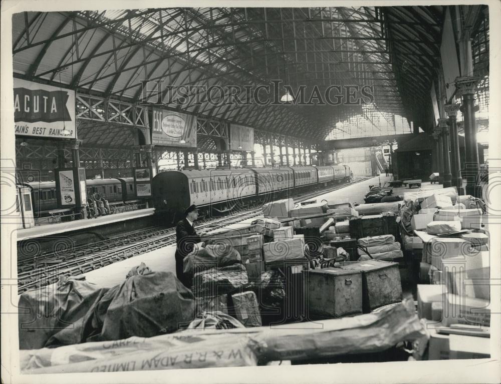 Press Photo Single Man Goes Through Luggage During Train Strike - Historic Images