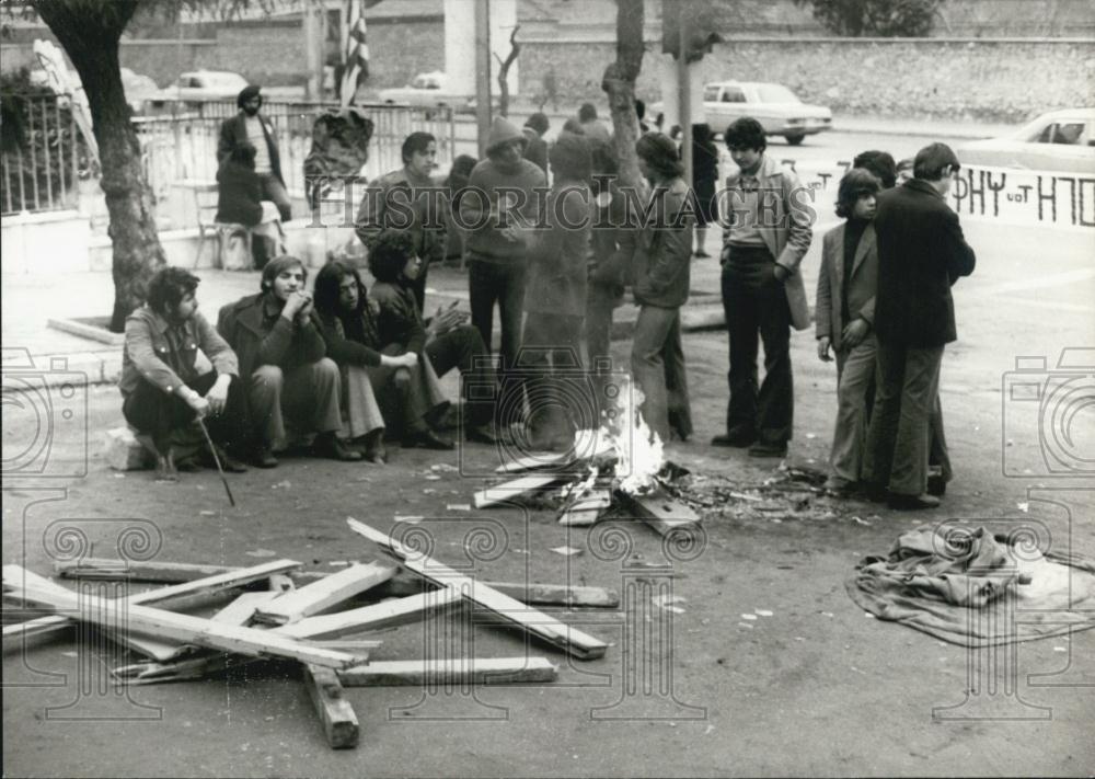 1975 Press Photo Athens Attack On British Embassy People Burning Wood - Historic Images