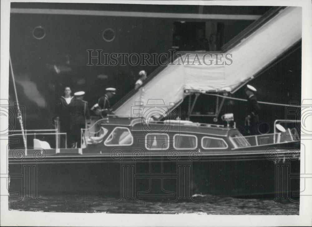 1954 Press Photo The Queen &amp; The Duke of Edinburgh going aboard the royal yacht - Historic Images