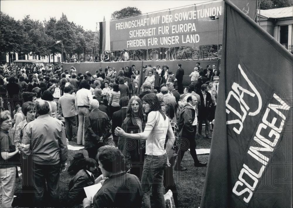 1973 Press Photo 20,000 people Demonstrators or Leonid Brezhnev in Bonn - Historic Images