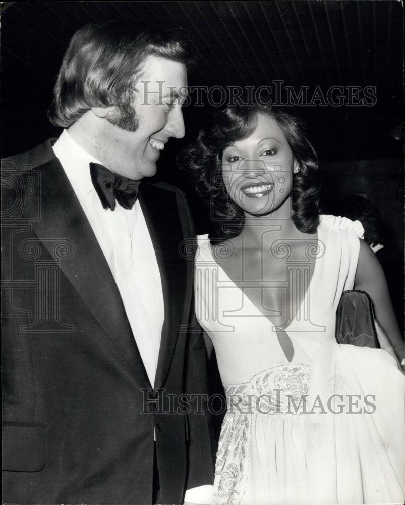 1974 Press Photo David Frost and his newest girl friend Hylette Adolphe, - Historic Images