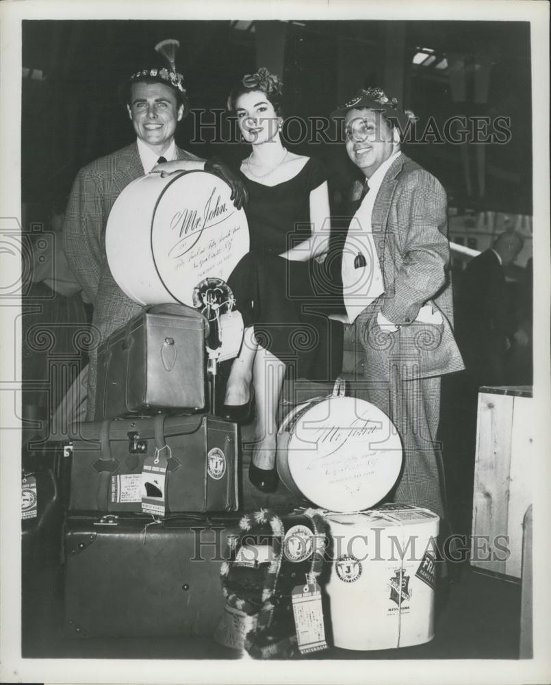 Press Photo Peter Brandon, John John &amp; Patricia Wing Pose With Fashionable Hats - Historic Images