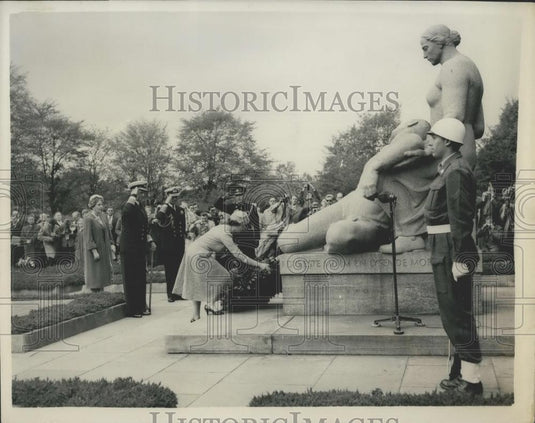 1957 Press Photo H.M. The Queen and The Duke of Edinburgh arrived in Copenhagen - Historic Images