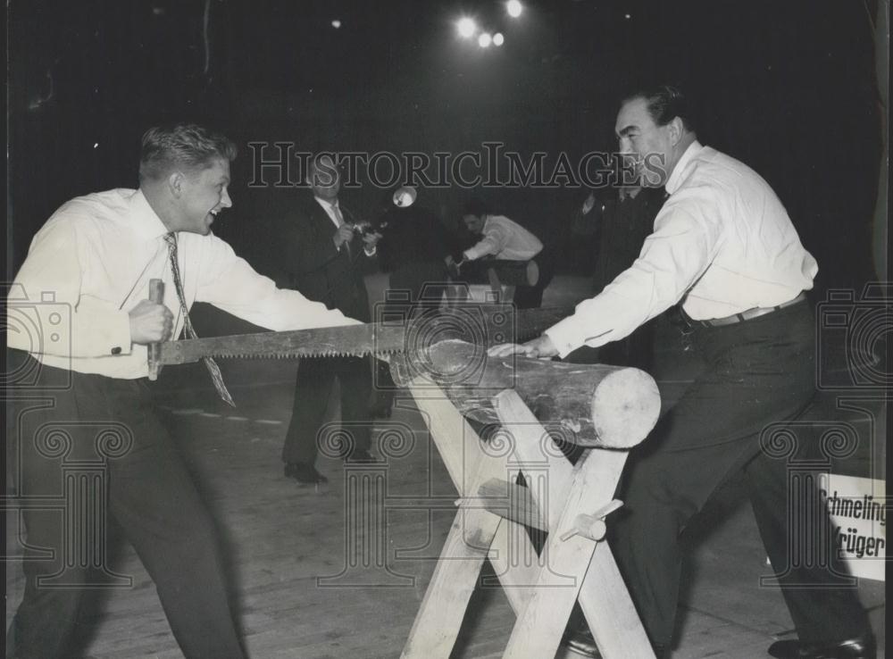 1958 Press Photo Frankfurt Festival Sport Wood Sawing Event Max Schmeling - Historic Images