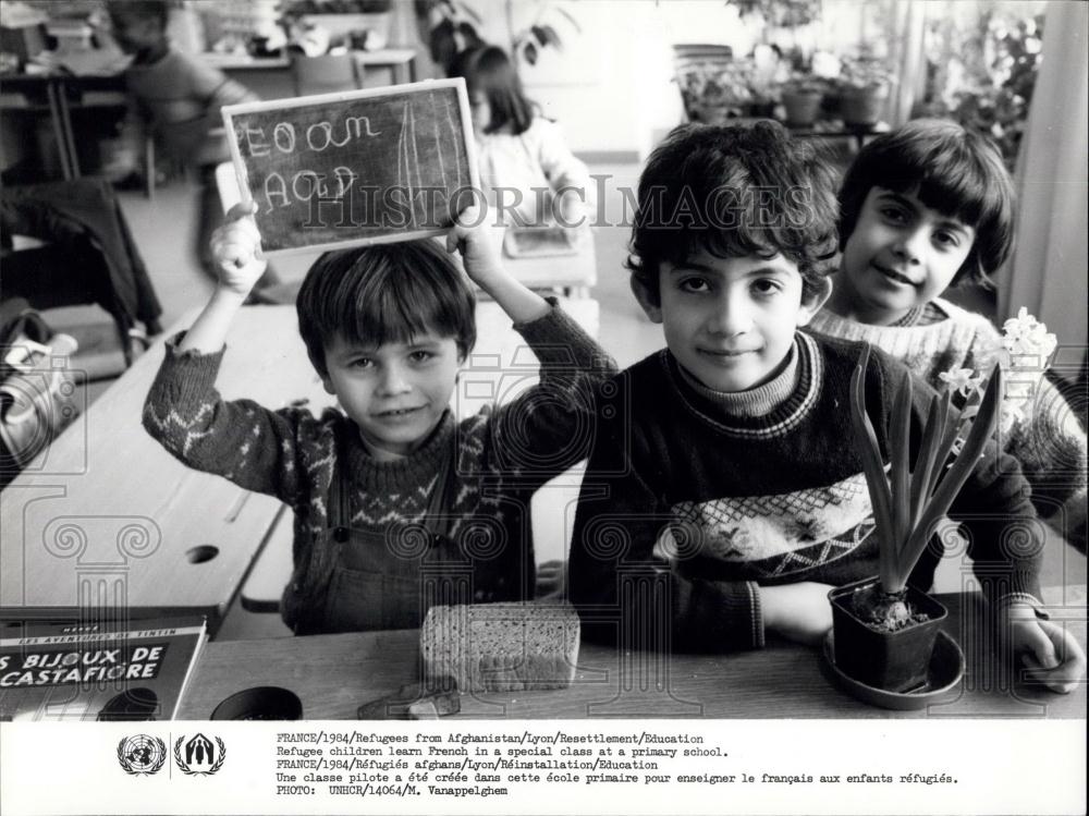 Press Photo Refugee Children learn French in a special class at a primary school - Historic Images