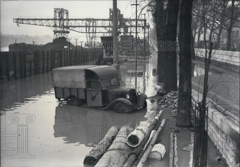 1958 Press Photo A Truck Blocked By The Water In Paris - Historic Images