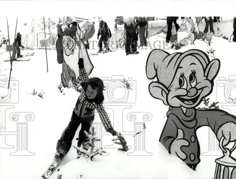 1976 Press Photo &quot;Children&#39;s&quot; Ski Village&quot; Opened In The French Alps - Historic Images