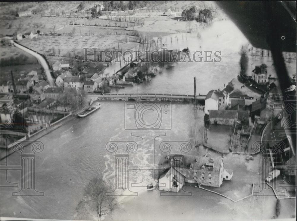 1957 Press Photo Town of Guipry, in Brittany, flooded. - Historic Images