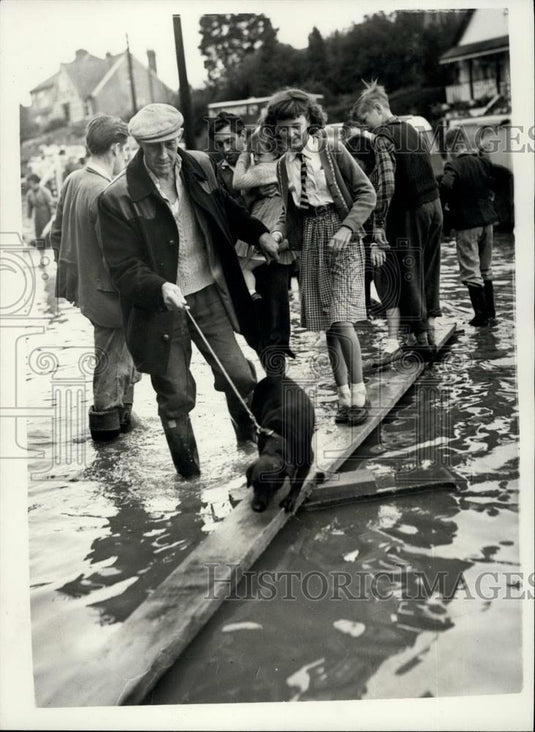 1958 Press Photo Flood Waters - Eight Feet Deep In Streets Of Wickford Essex - Historic Images