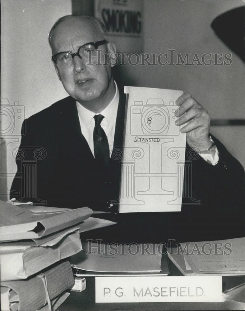 1968 Press Photo Hon. Mr. Justice Hoskill Chairman of the Commission - Historic Images