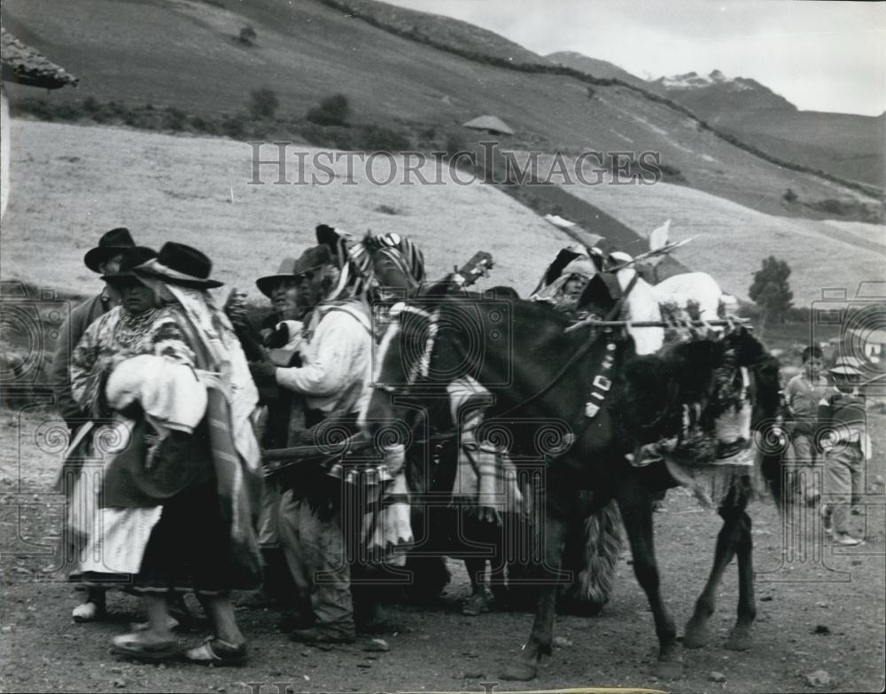 Press Photo Indians Dress Up Dance And Sing During Religious Festivals - Historic Images