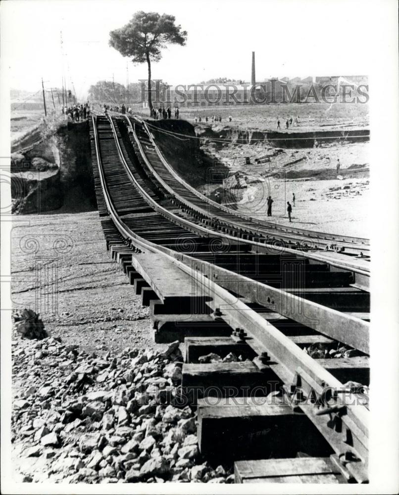 1962 Press Photo Spanish flood Havoc ,teisted train tracks - Historic Images
