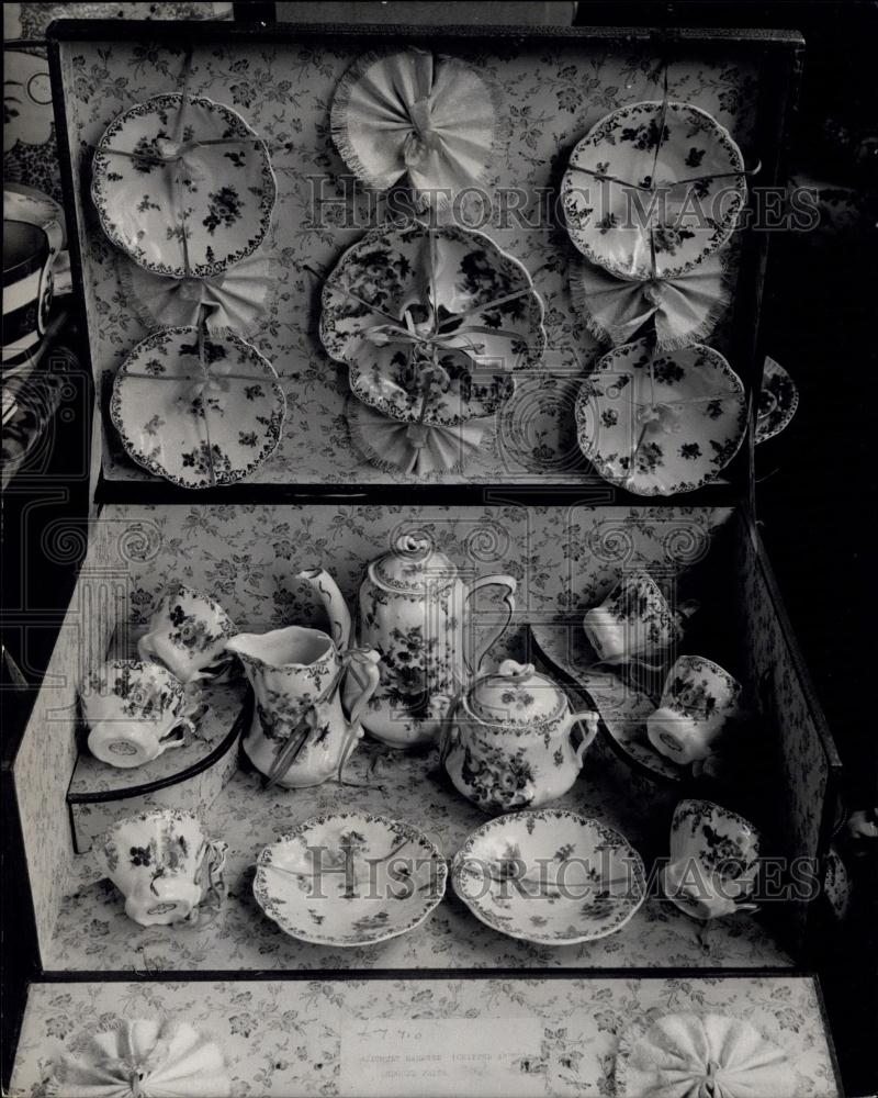 Press Photo kind of tea service which Great grandma played with as a child - Historic Images