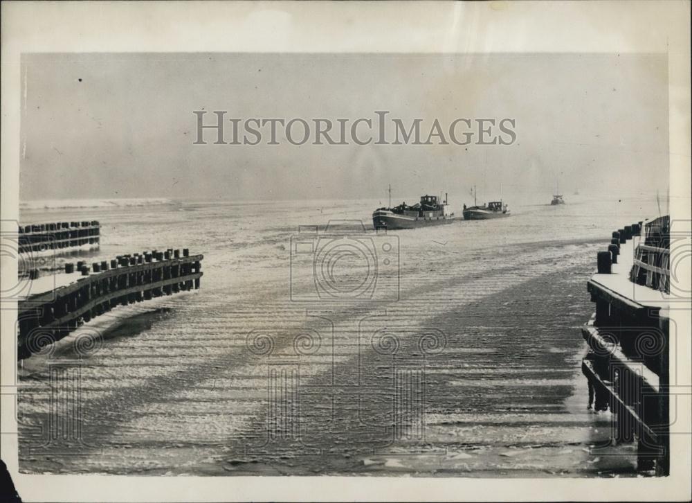 1952 Press Photo Small convoy of ships make their way through through the ice - Historic Images