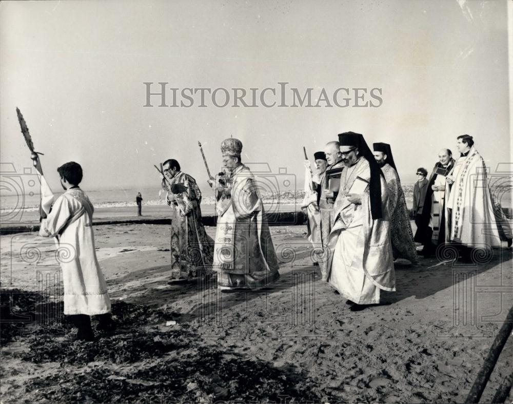 1970 Press Photo Margate Kent Greek Orthodox Dignitaries Blessing Seas - Historic Images