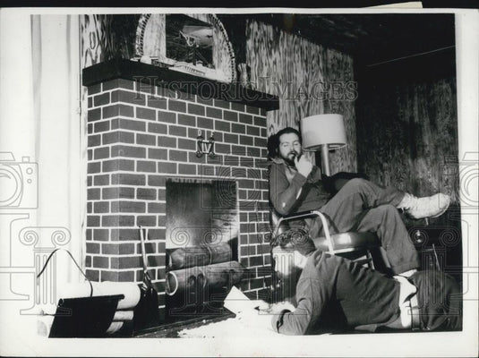 Press Photo Deepfreeze personal spend dark cold winter in Antarctica - Historic Images